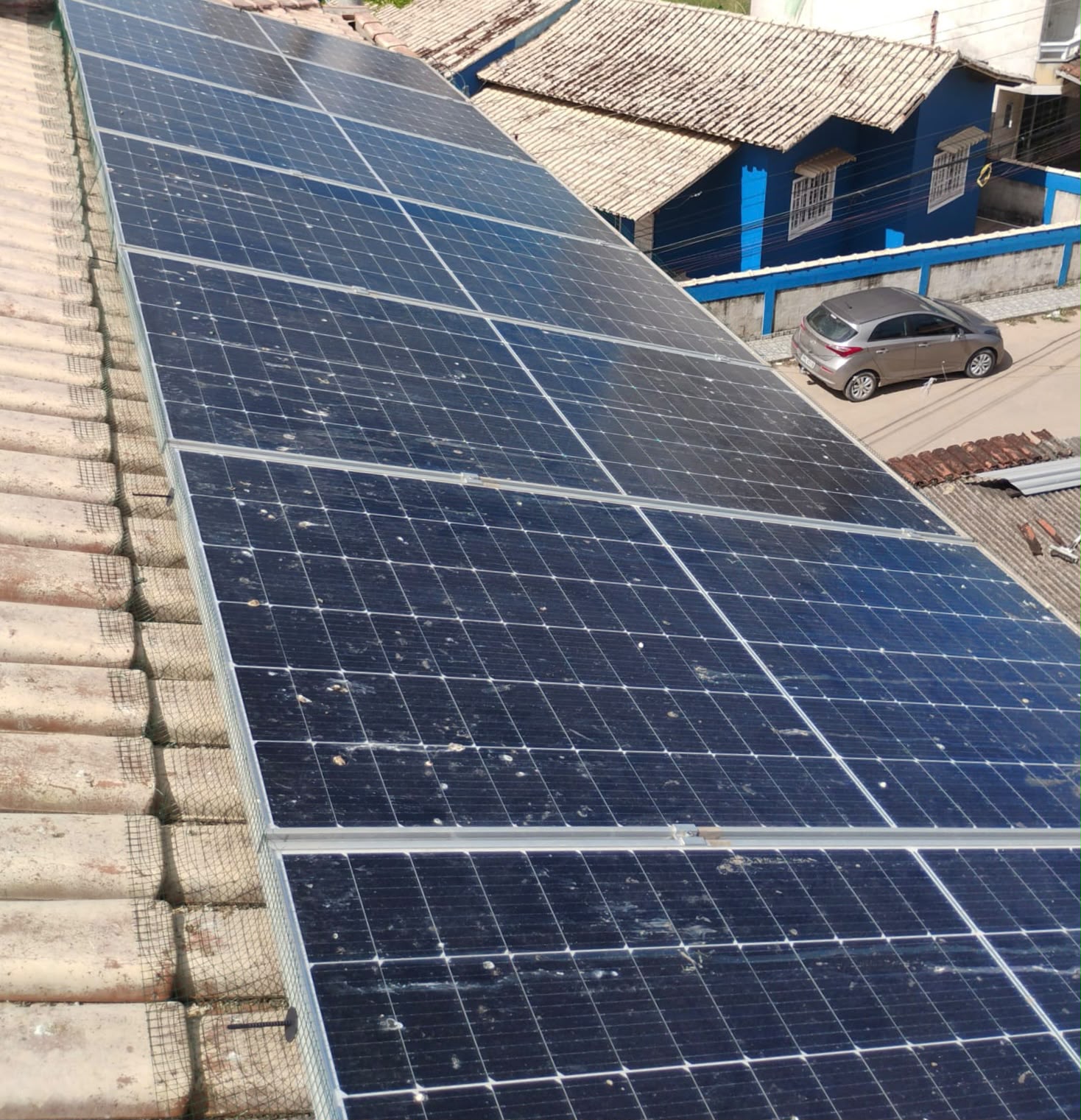 Painel solar sujo antes da limpeza